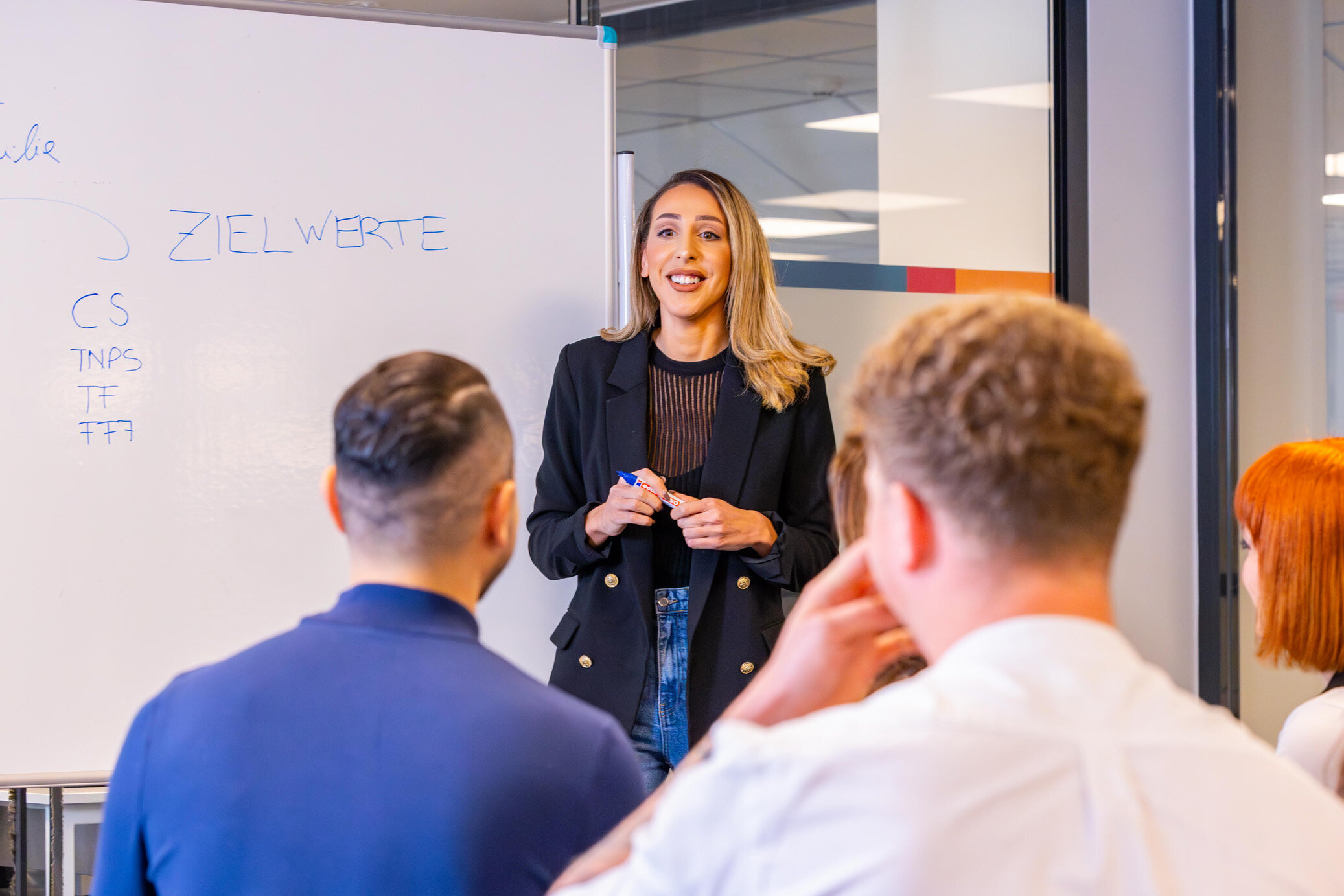Mitarbeiterin von regiocom Customer Care gibt Workshop