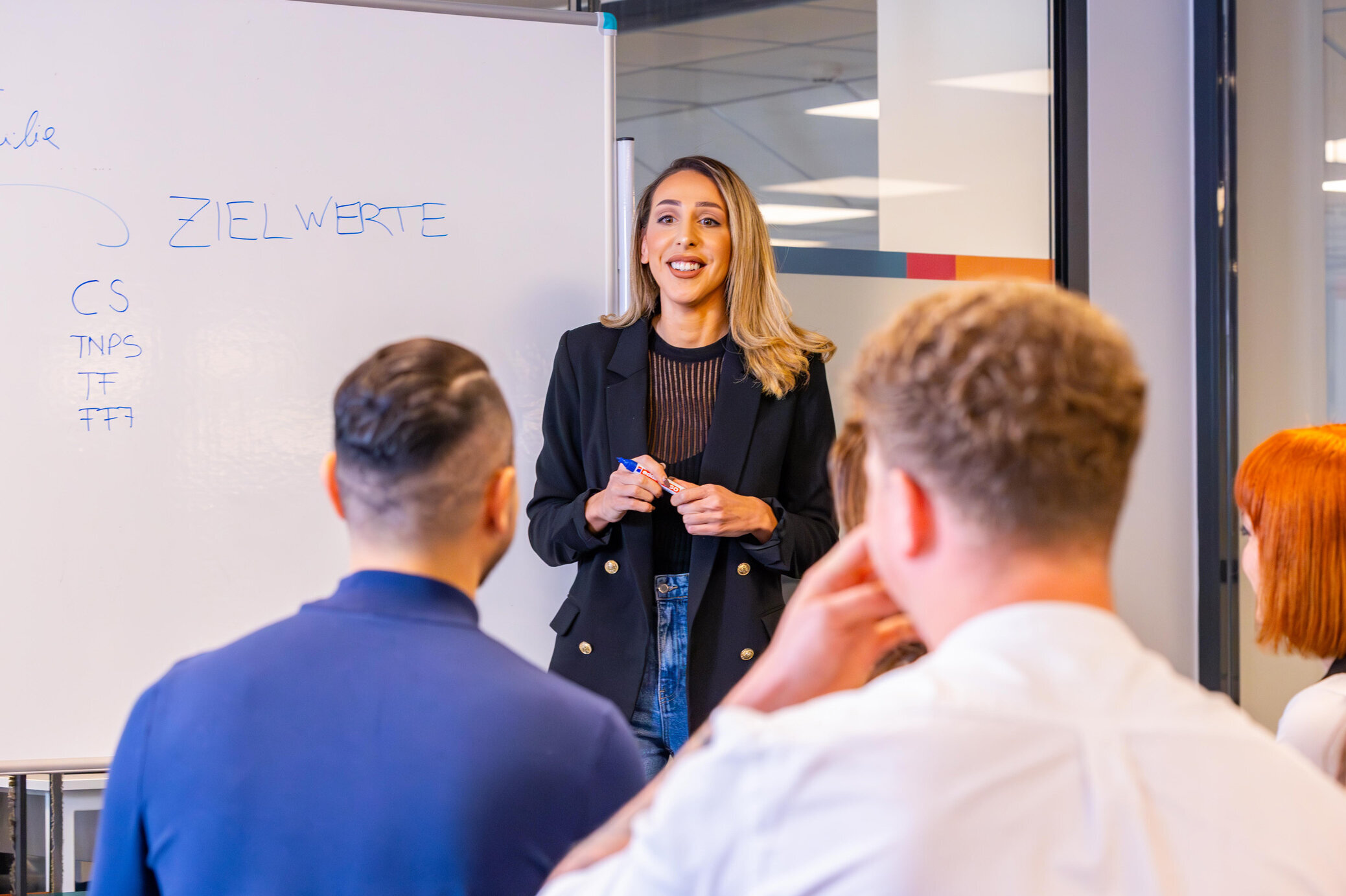 Mitarbeiterin von regiocom Customer Care gibt Workshop