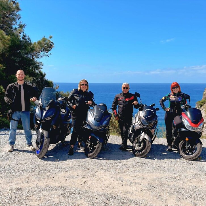 Auf dem Titelbild steht Nalan (ganz rechts), ihrem Sohn (ganz links) und zwei weiteren Freunden mit ihrem Motorrad vor der Küste.