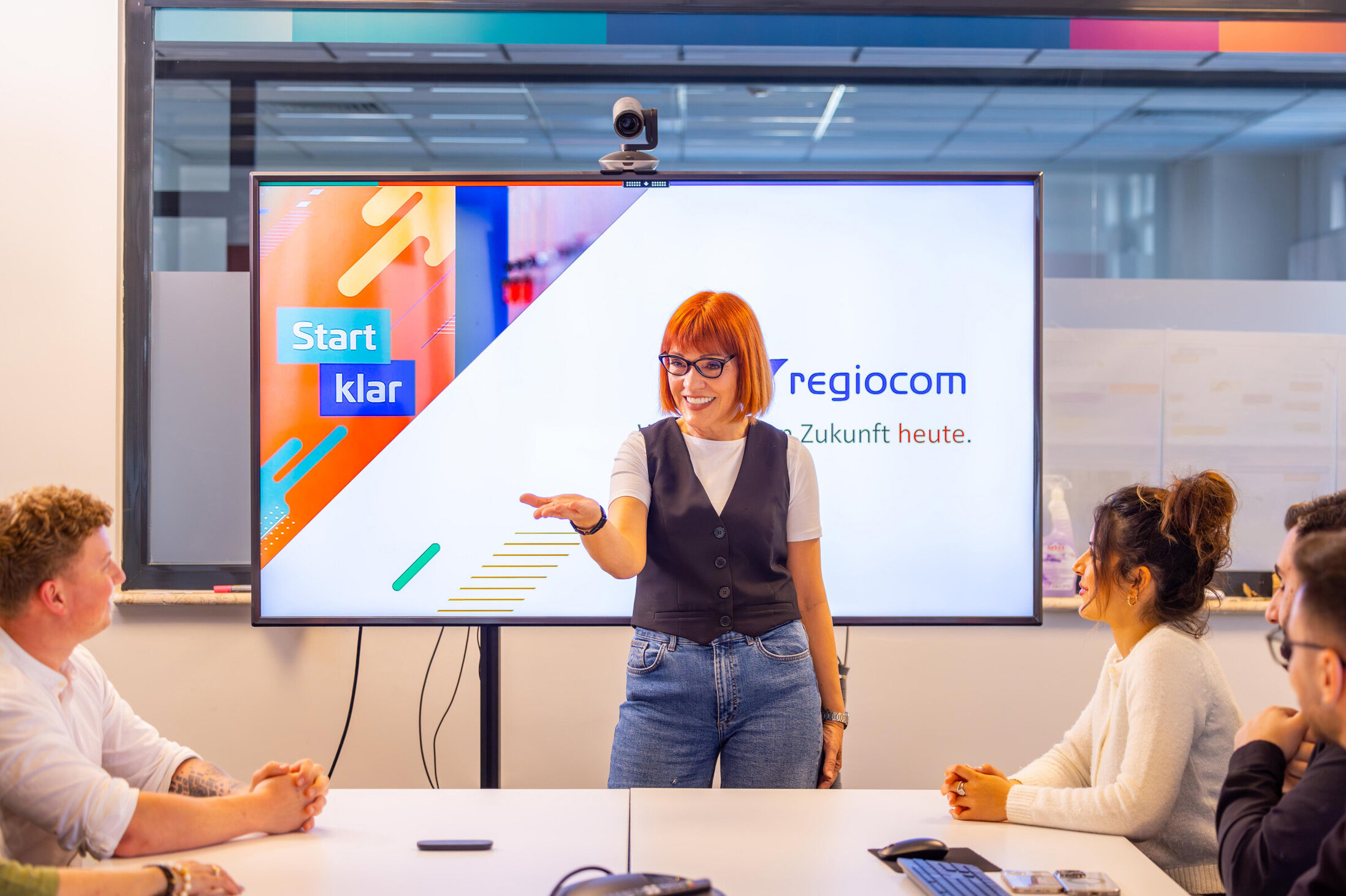 regiocom Customer Care Mitarbeiterin Nalan gibt Workshop