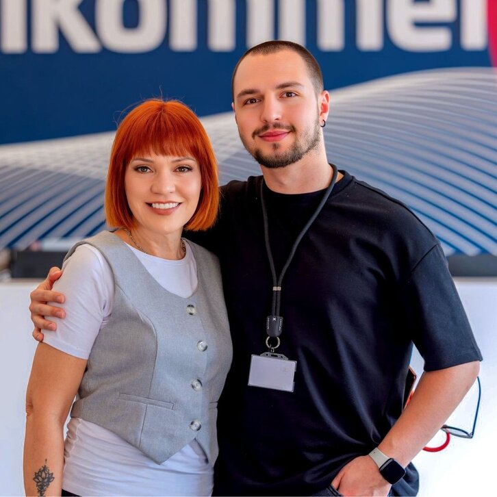Ein gemeinsames Foto von Nalan und ihrem Sohn bei regiocom