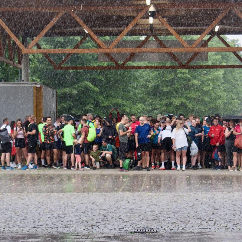 Die Menge sucht Schutz vor dem Gewitter