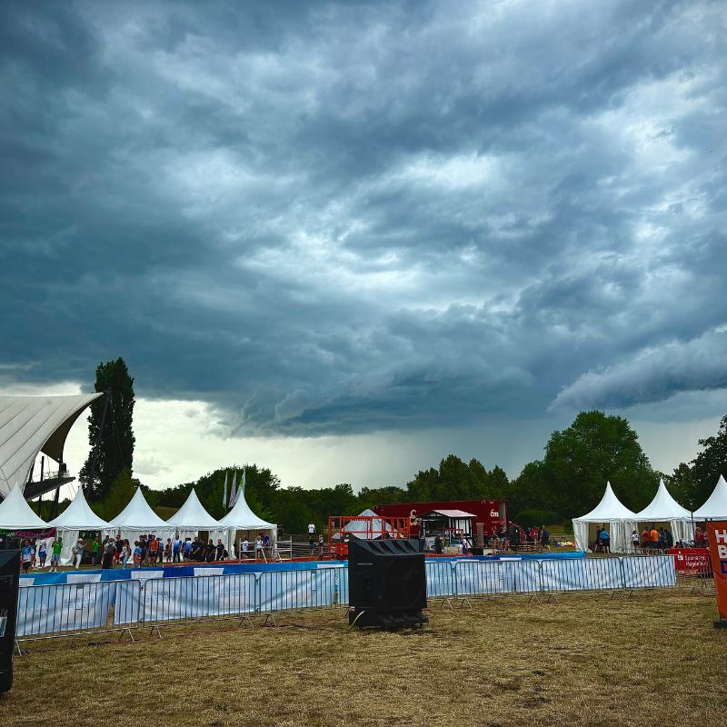 Kurz vor dem Start ziehen schwarze Gewitterwolken auf